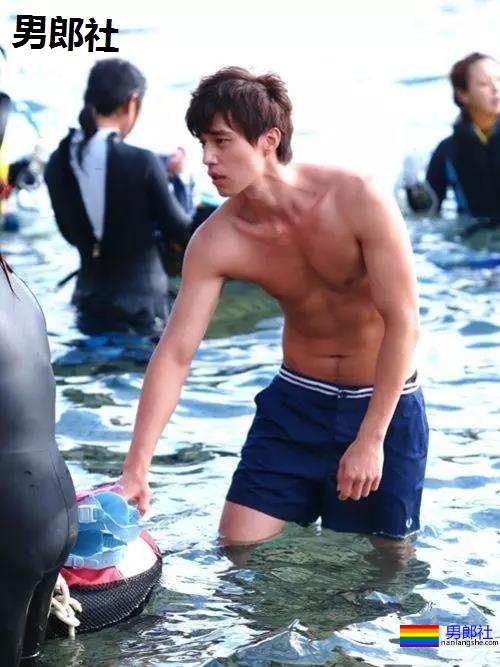 38岁李东旭腹肌秒杀小狼狗,他的浴室戏看呆了 - 51虹马 38岁李东旭腹肌秒杀小狼狗,他的浴室戏看呆了 - 51虹马