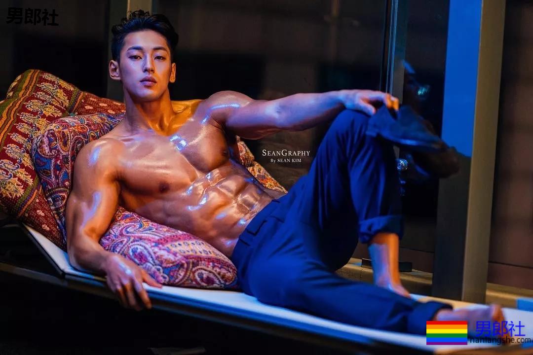 筋肉健身男模，韩国人都是统一模子印出来的么 - 51虹马