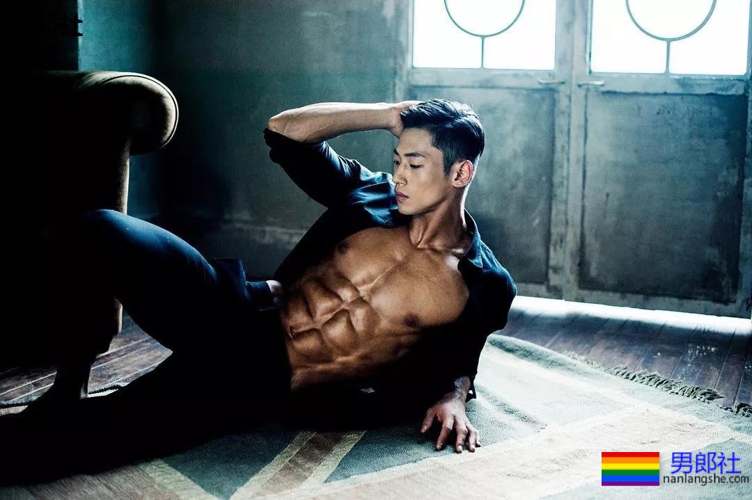 筋肉健身男模，韩国人都是统一模子印出来的么 - 51虹马