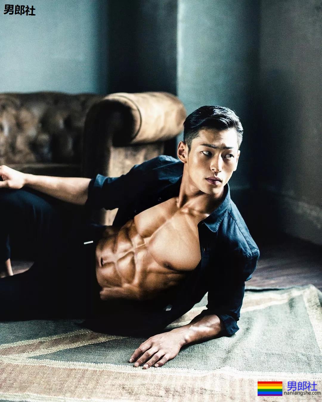 筋肉健身男模，韩国人都是统一模子印出来的么 - 51虹马