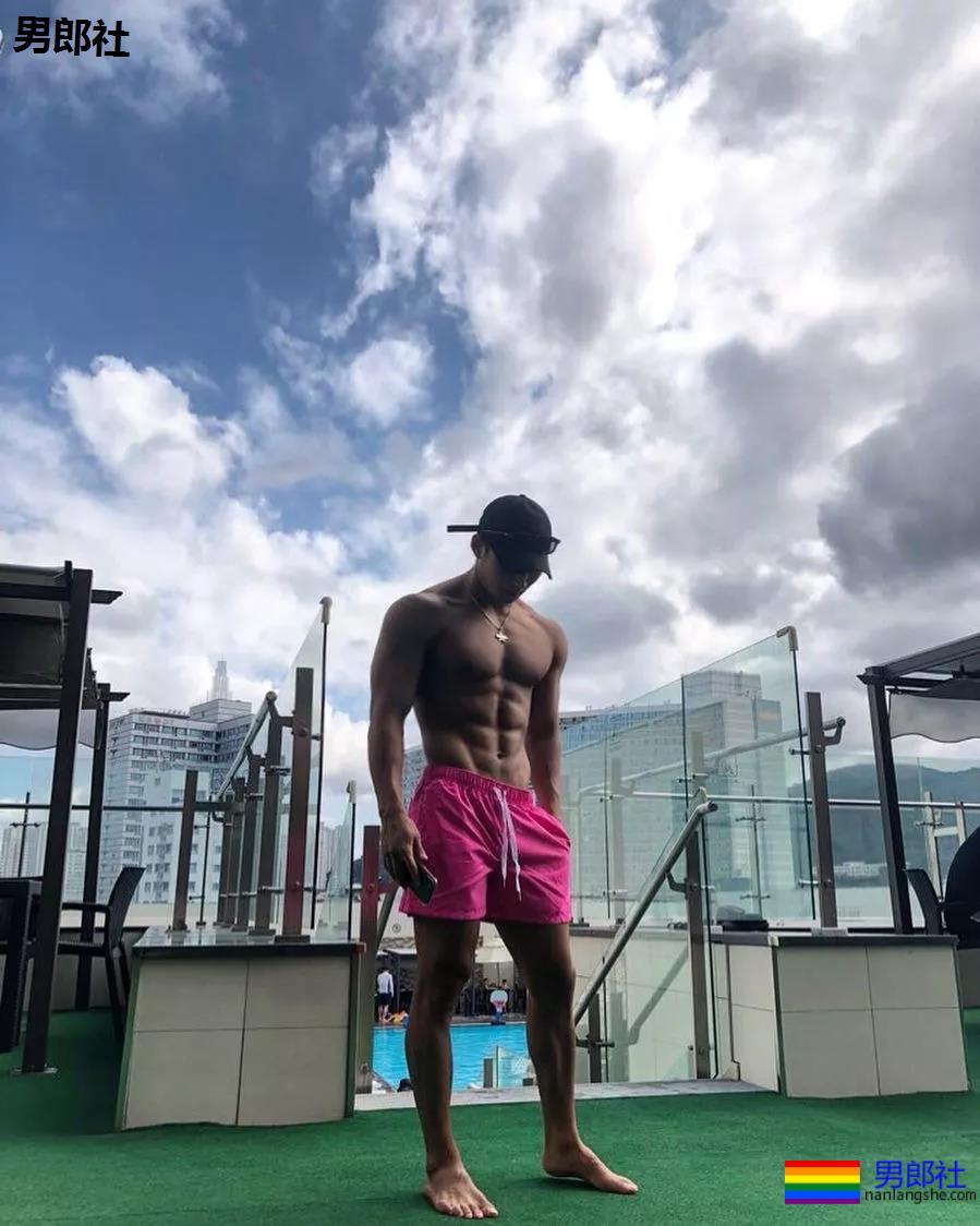 筋肉健身男模，韩国人都是统一模子印出来的么 - 51虹马