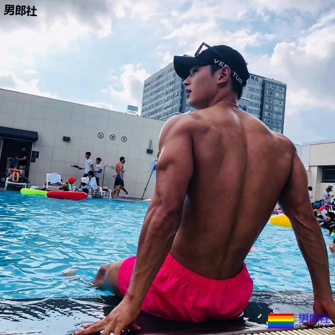 筋肉健身男模，韩国人都是统一模子印出来的么 - 51虹马