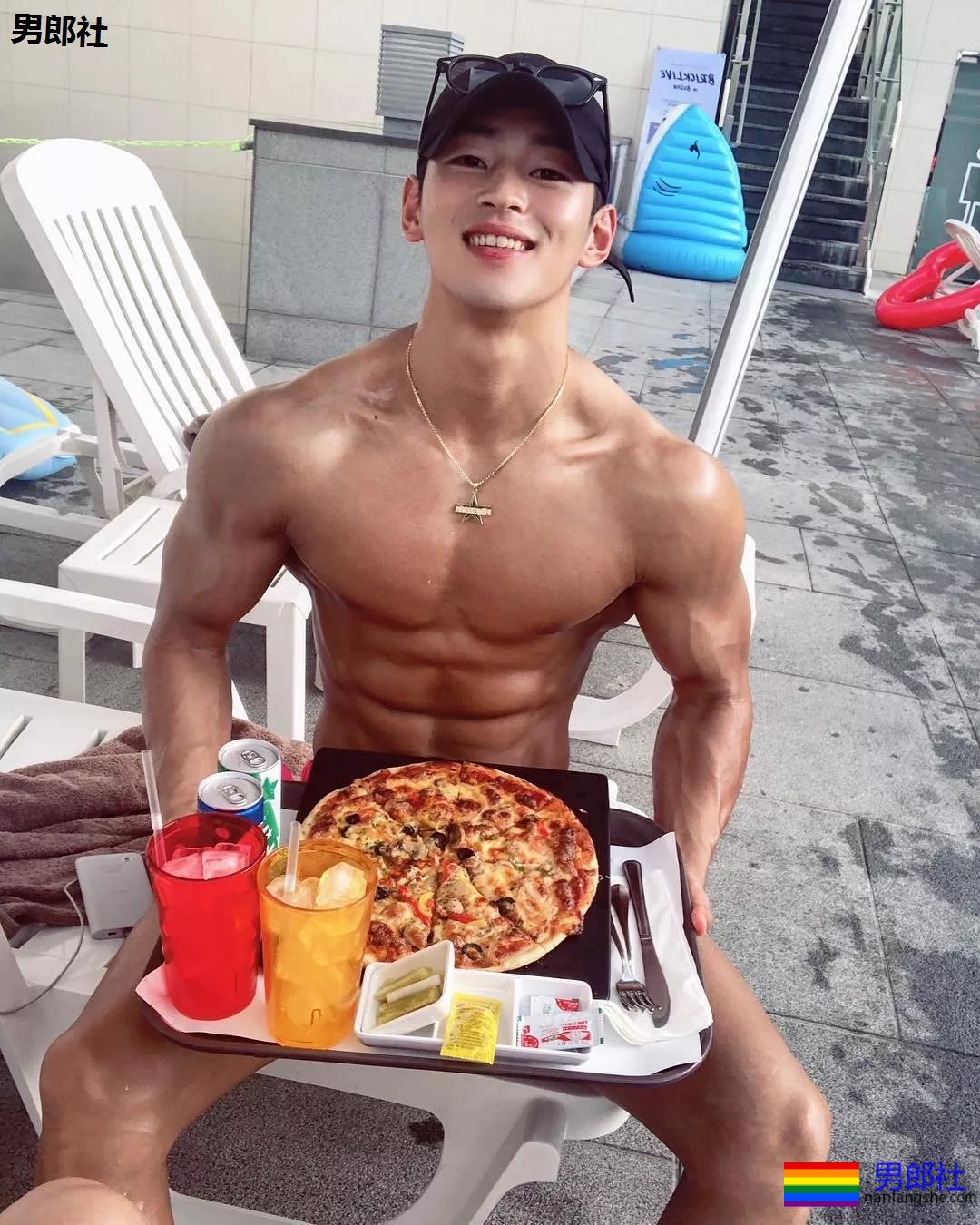 筋肉健身男模，韩国人都是统一模子印出来的么 - 51虹马