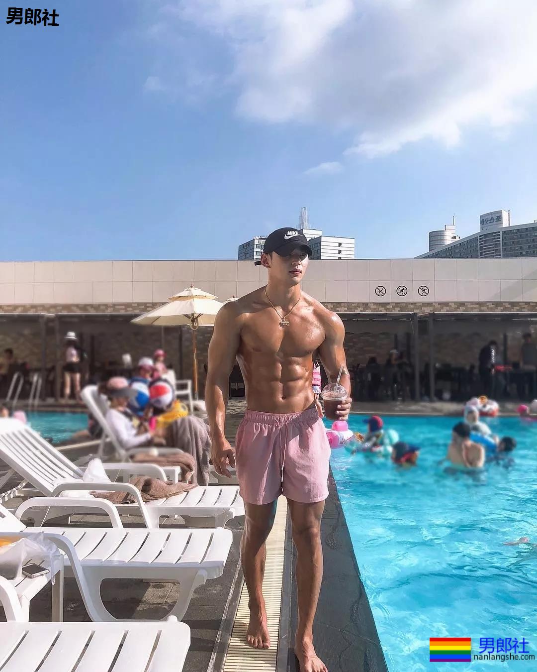 筋肉健身男模，韩国人都是统一模子印出来的么 - 51虹马