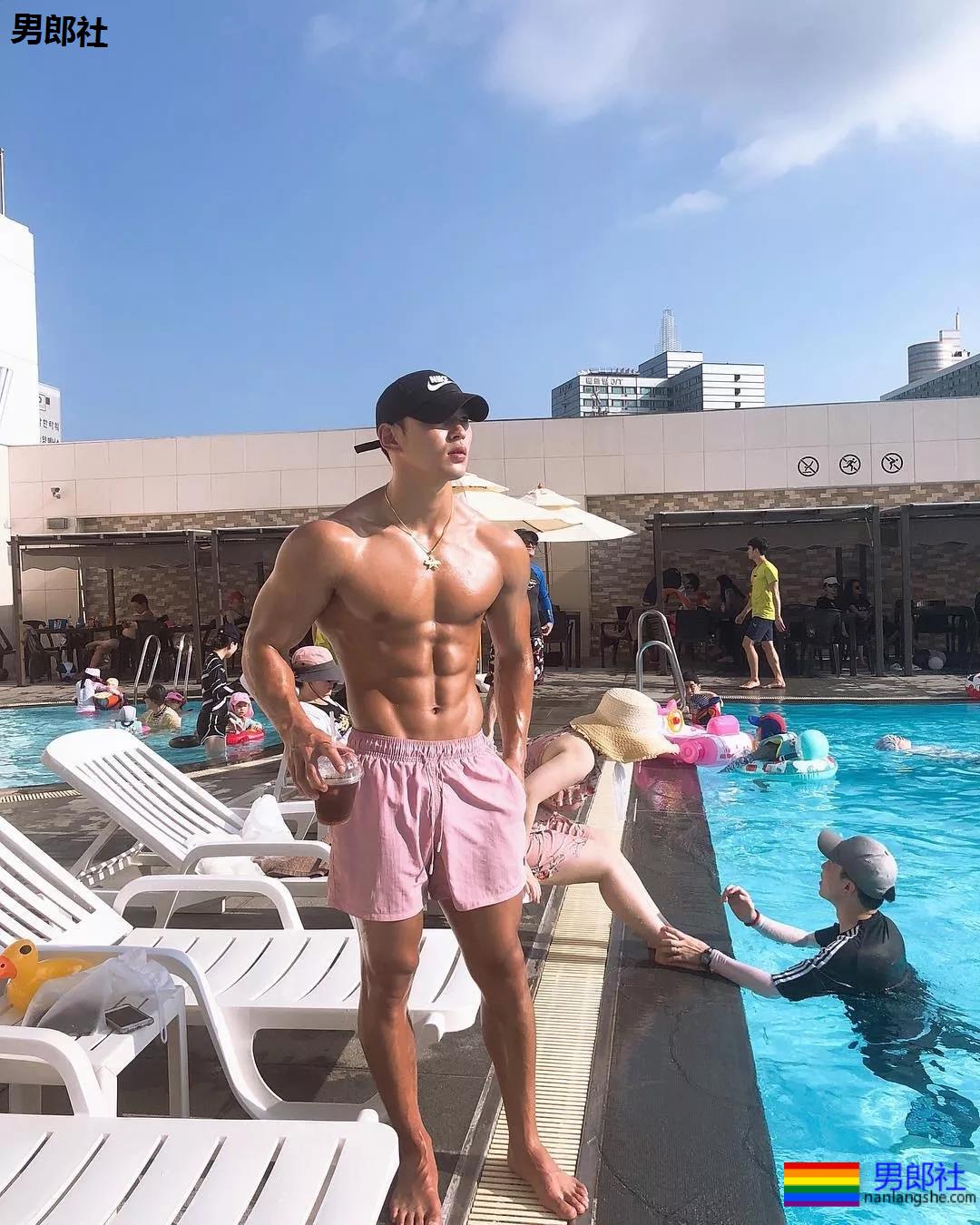 筋肉健身男模，韩国人都是统一模子印出来的么 - 51虹马