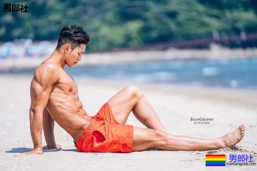 筋肉健身男模，韩国人都是统一模子印出来的么 - 51虹马