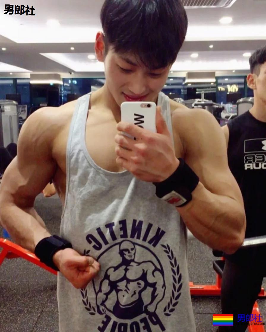 筋肉健身男模，韩国人都是统一模子印出来的么 - 51虹马