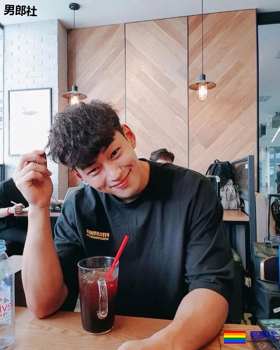 筋肉健身男模，韩国人都是统一模子印出来的么 - 51虹马