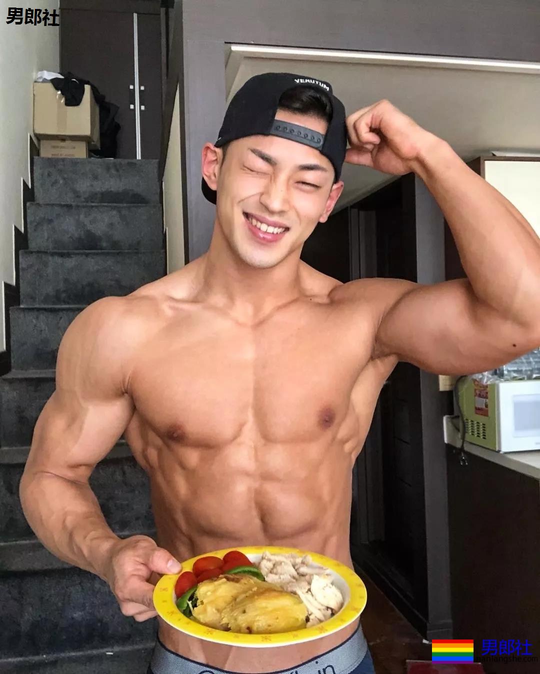 筋肉健身男模，韩国人都是统一模子印出来的么 - 51虹马