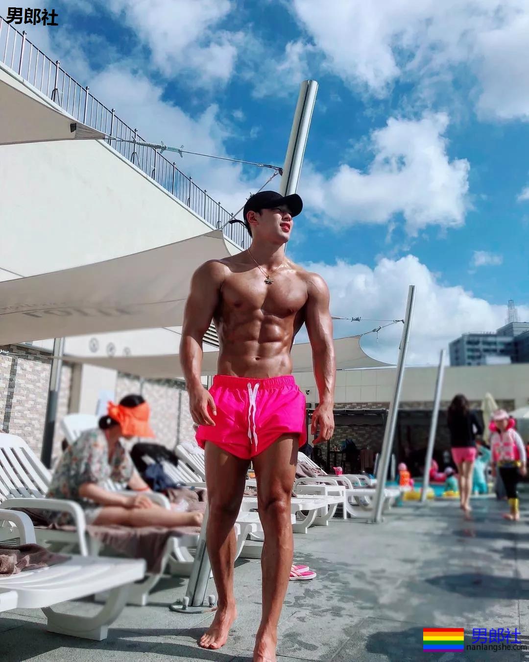 筋肉健身男模，韩国人都是统一模子印出来的么 - 51虹马