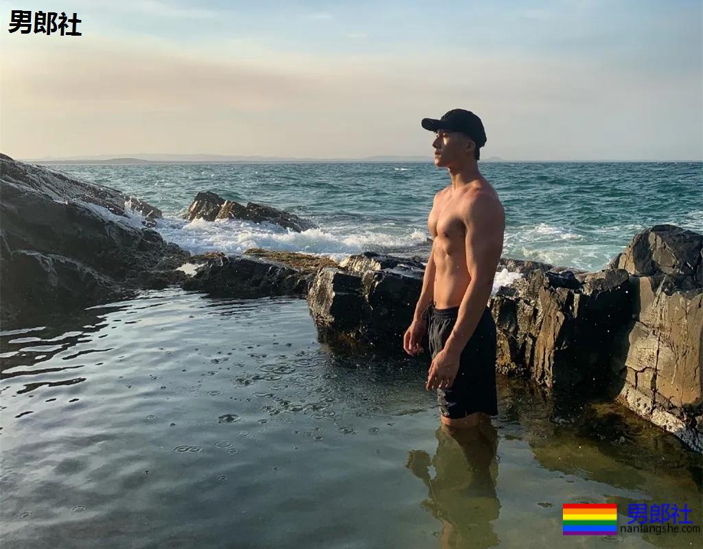 185高鼻梁筋肉大弟弟，狼腰长腿翘臀我可以玩儿一年！ - 51虹马