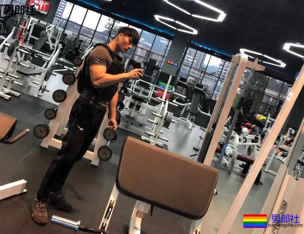 185高鼻梁筋肉大弟弟，狼腰长腿翘臀我可以玩儿一年！ - 51虹马