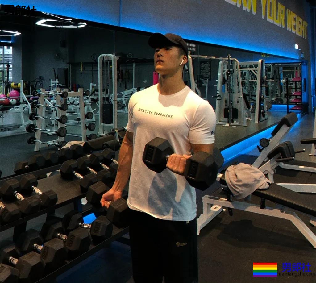 185高鼻梁筋肉大弟弟，狼腰长腿翘臀我可以玩儿一年！ - 51虹马