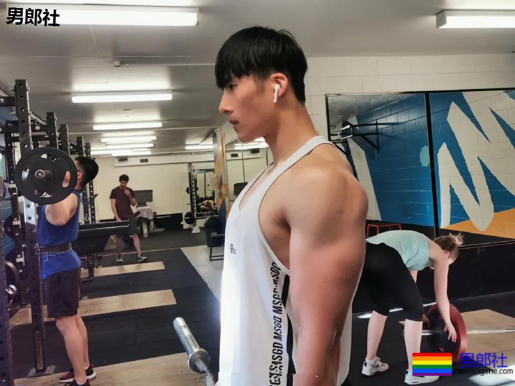 185高鼻梁筋肉大弟弟，狼腰长腿翘臀我可以玩儿一年！ - 51虹马