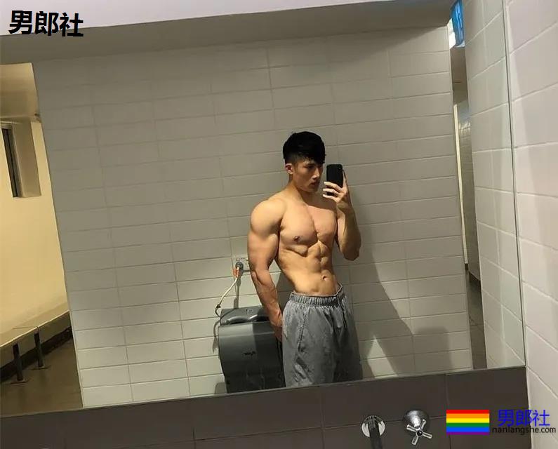 185高鼻梁筋肉大弟弟，狼腰长腿翘臀我可以玩儿一年！ - 51虹马