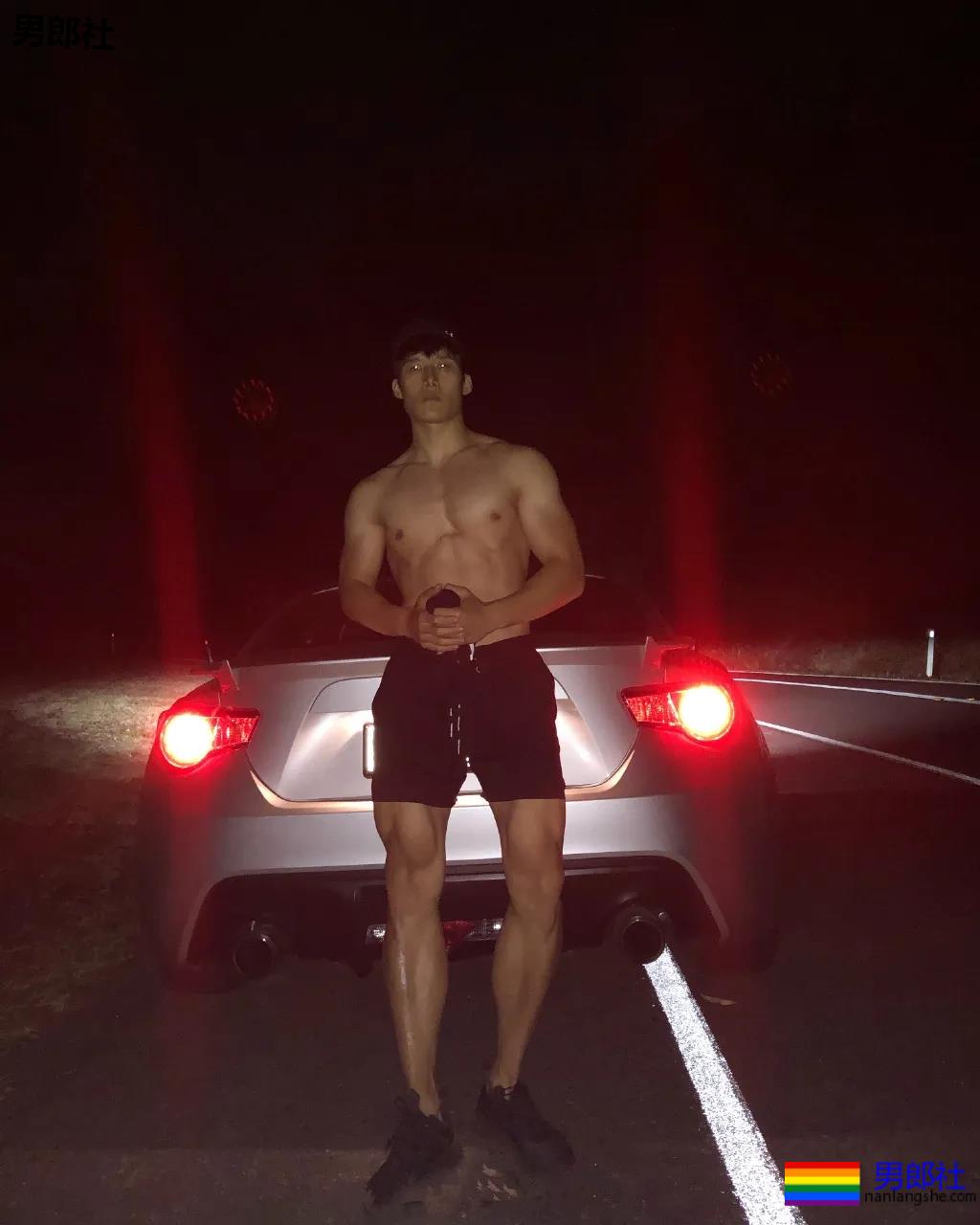 185高鼻梁筋肉大弟弟，狼腰长腿翘臀我可以玩儿一年！ - 51虹马