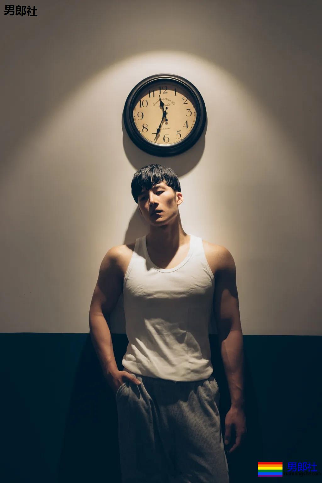 185高鼻梁筋肉大弟弟，狼腰长腿翘臀我可以玩儿一年！ - 51虹马