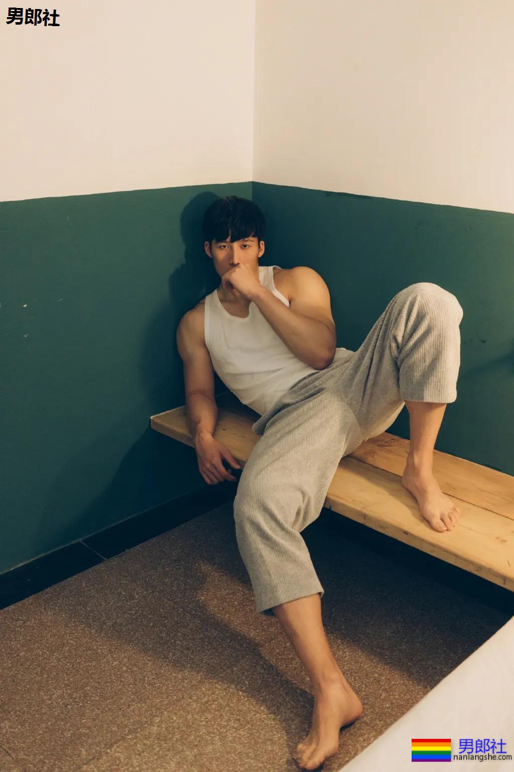 185高鼻梁筋肉大弟弟，狼腰长腿翘臀我可以玩儿一年！ - 51虹马