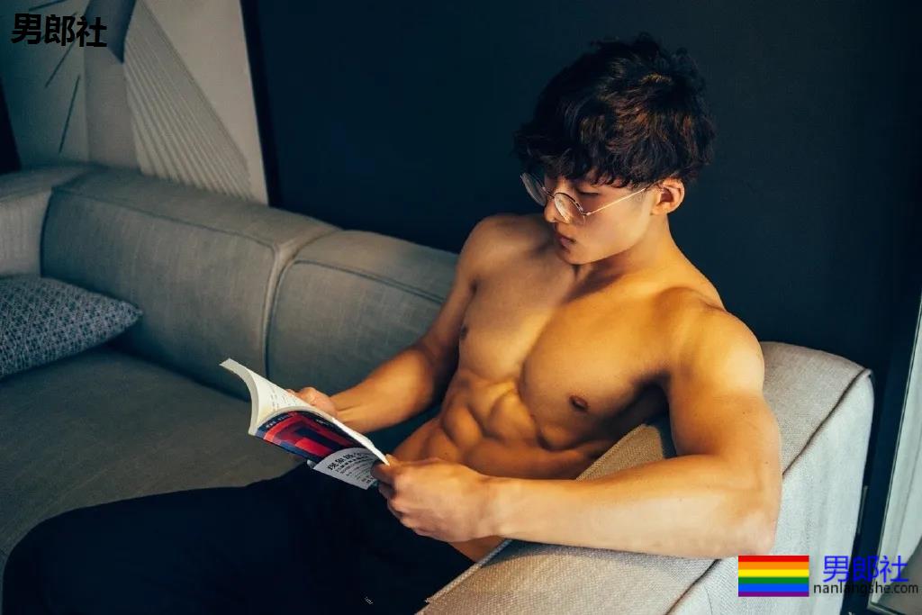 185高鼻梁筋肉大弟弟，狼腰长腿翘臀我可以玩儿一年！ - 51虹马