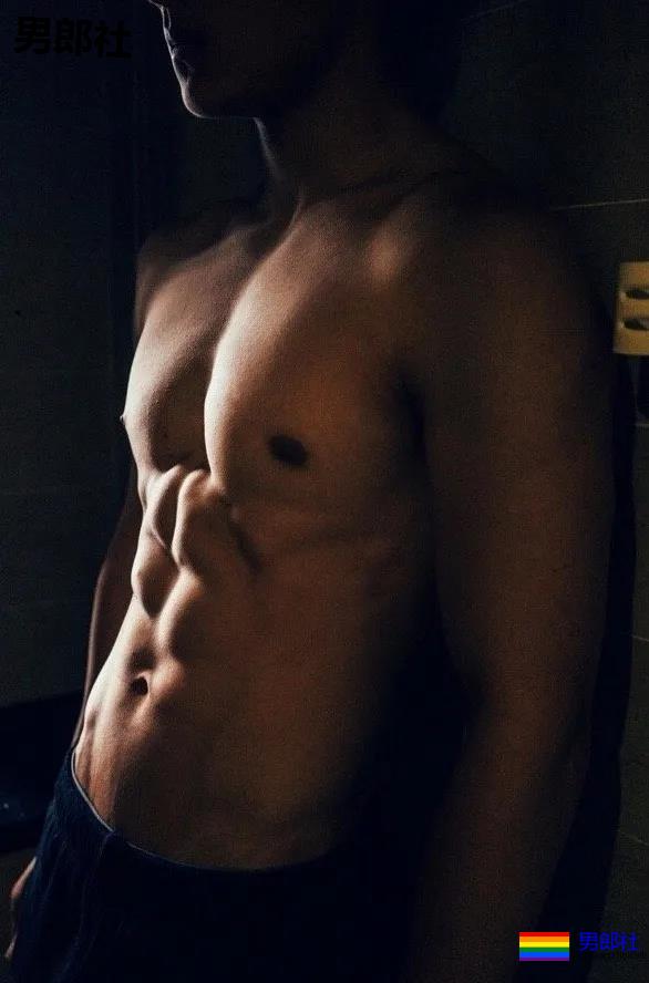 185高鼻梁筋肉大弟弟，狼腰长腿翘臀我可以玩儿一年！ - 51虹马