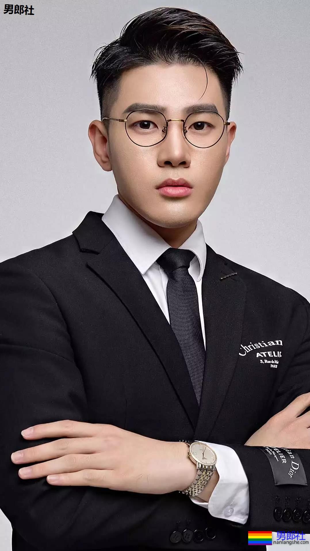 竟有这么帅的语文老师，胸肌练得太大了 - 51虹马