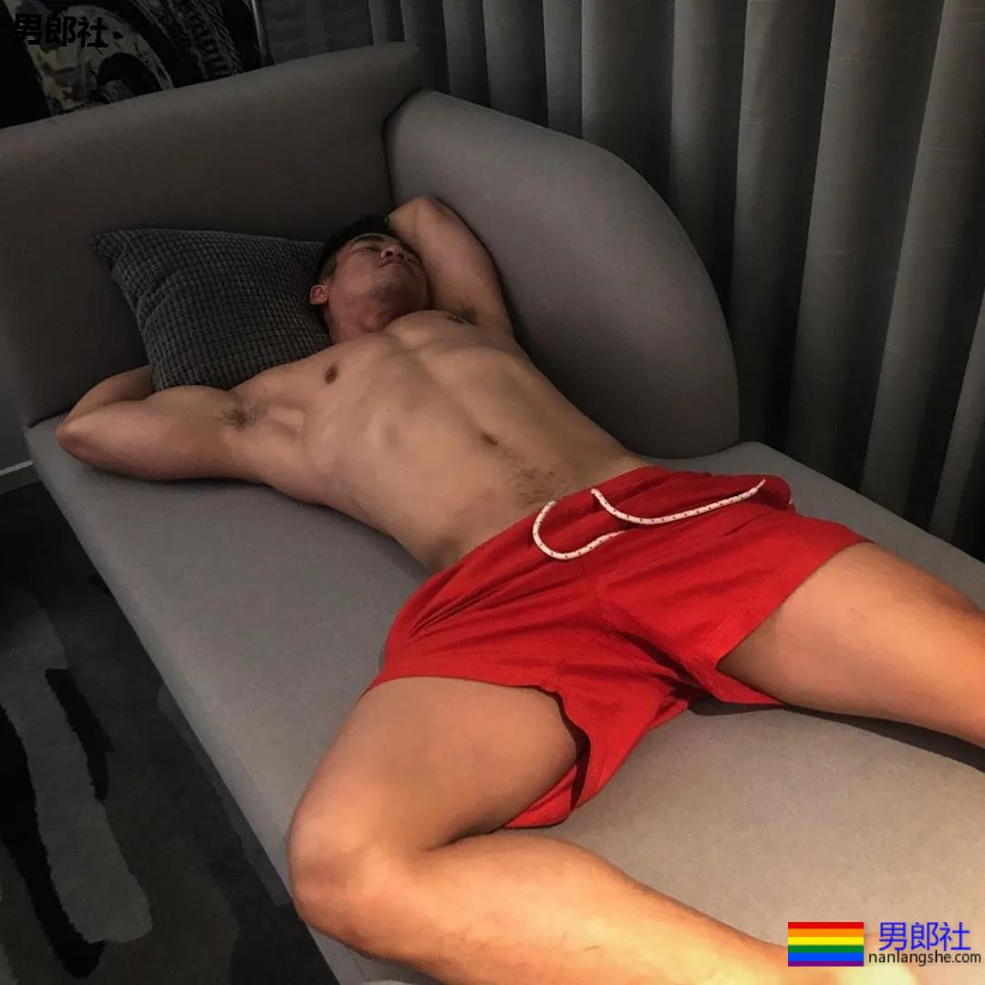 23岁男教师假装少女，让班里男生给他发露骨照片 - 51虹马