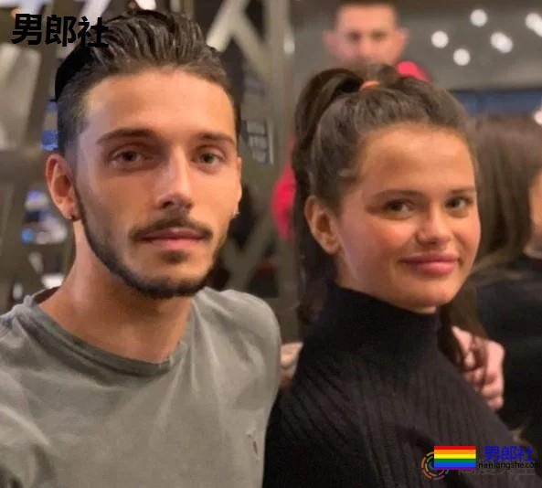 同性恋男子与女儿前男友结婚准备迎接三胞胎 - 51虹马