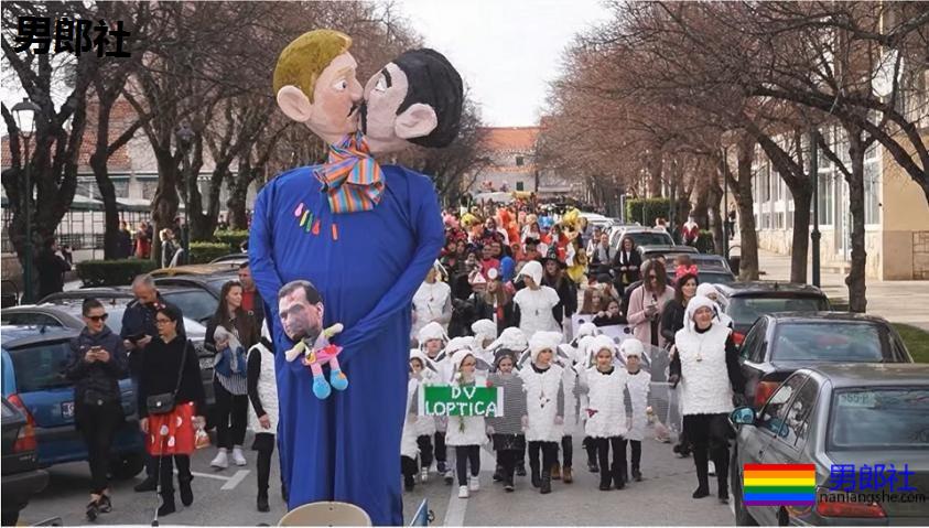 克罗地亚反同群众焚烧同志伴侣人偶 - 51虹马 克罗地亚反同群众焚烧同志伴侣人偶 - 51虹马