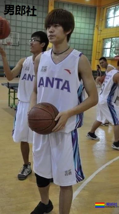 体育生男大十八变？ - 51虹马