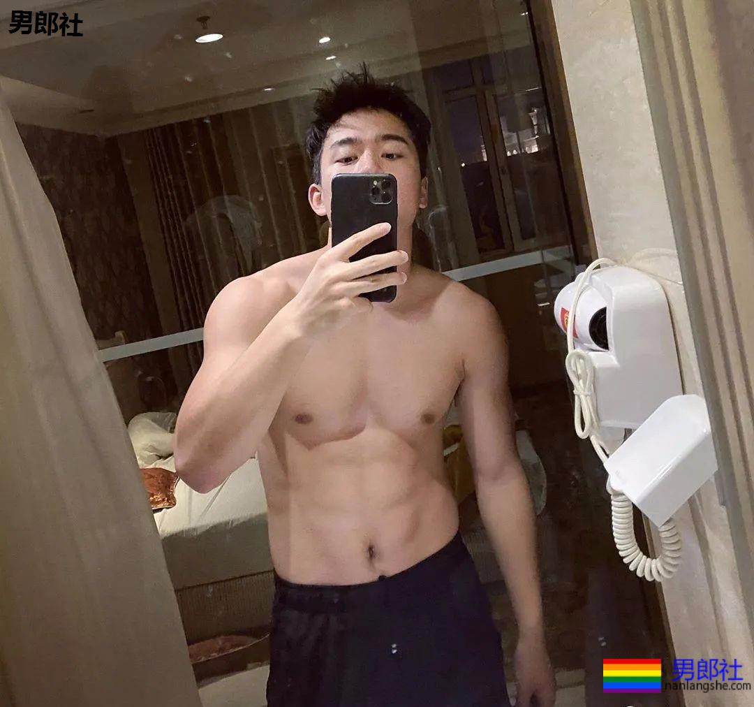 00后越来越大了，换衣室遇到这样的怎么办 - 51虹马