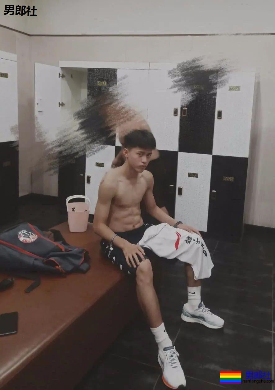 00后越来越大了，换衣室遇到这样的怎么办 - 51虹马