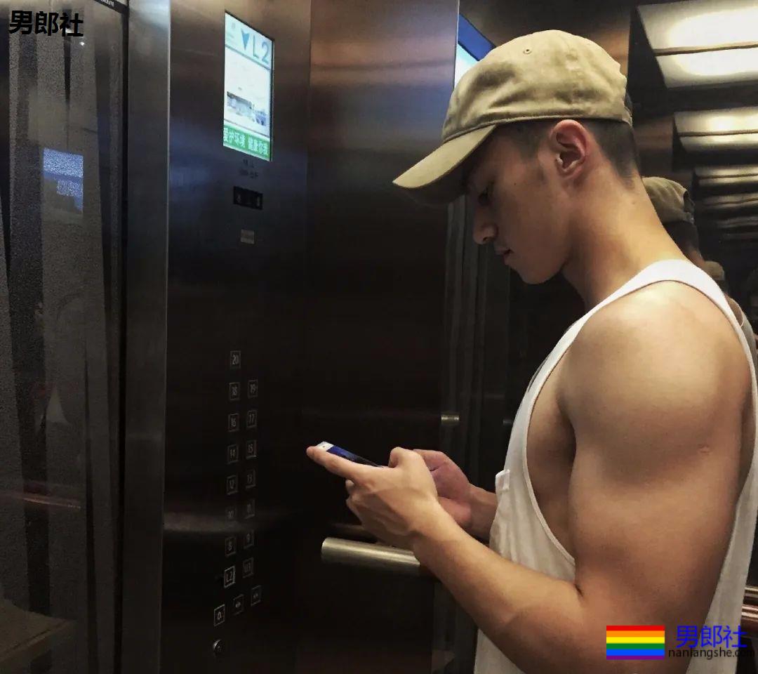 00后越来越大了，换衣室遇到这样的怎么办 - 51虹马