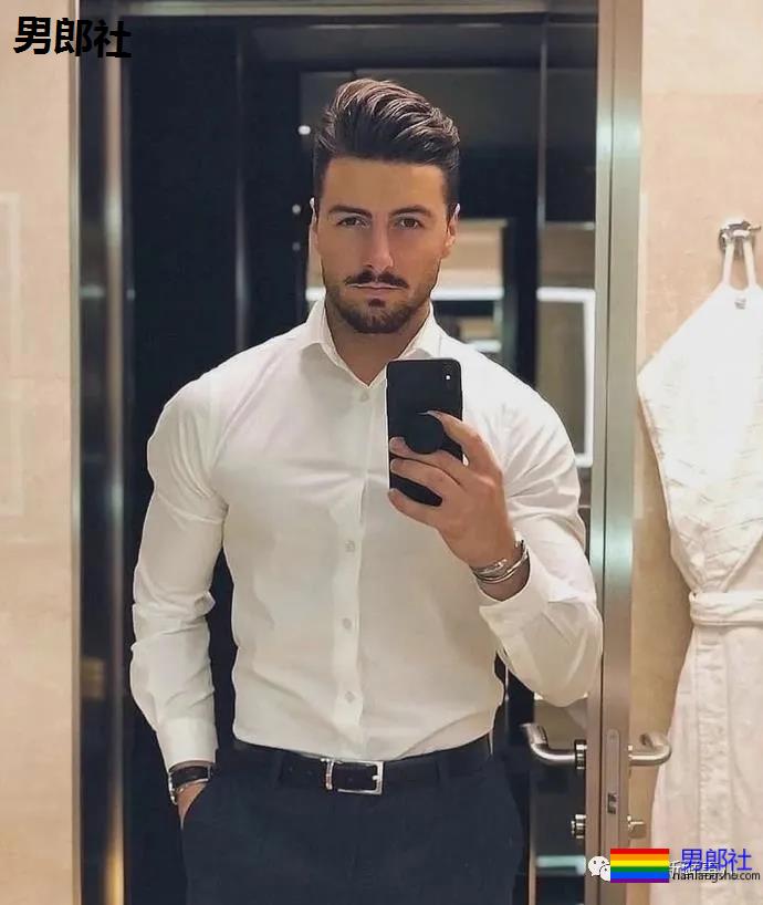 肌肉男千万别穿白衬衫，杀伤力太大！ - 51虹马
