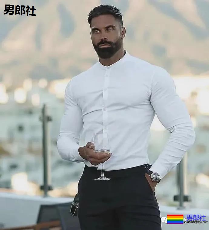 肌肉男千万别穿白衬衫，杀伤力太大！ - 51虹马