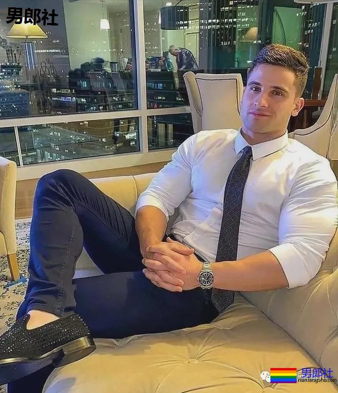 肌肉男千万别穿白衬衫，杀伤力太大！ - 51虹马