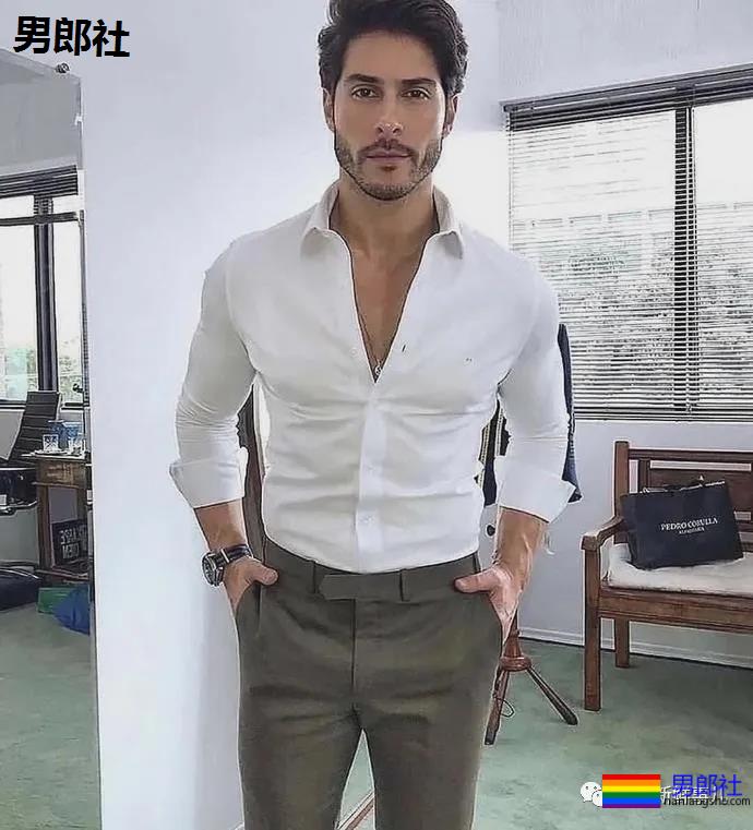 肌肉男千万别穿白衬衫，杀伤力太大！ - 51虹马