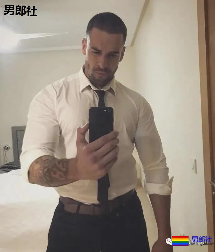 肌肉男千万别穿白衬衫，杀伤力太大！ - 51虹马