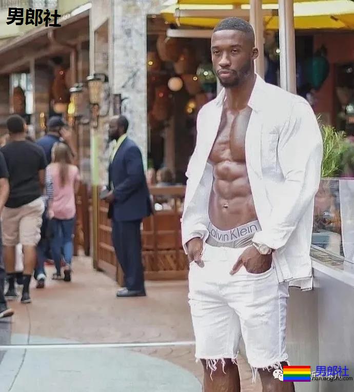 肌肉男千万别穿白衬衫，杀伤力太大！ - 51虹马