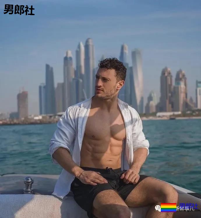 肌肉男千万别穿白衬衫，杀伤力太大！ - 51虹马