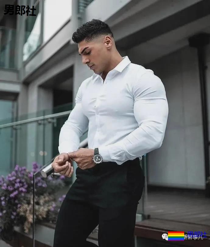 肌肉男千万别穿白衬衫，杀伤力太大！ - 51虹马