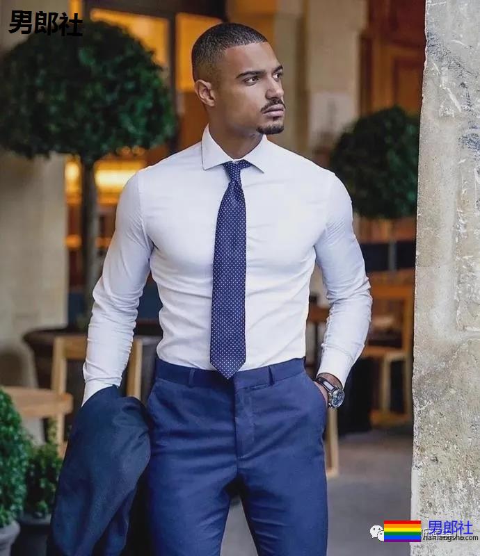 肌肉男千万别穿白衬衫，杀伤力太大！ - 51虹马