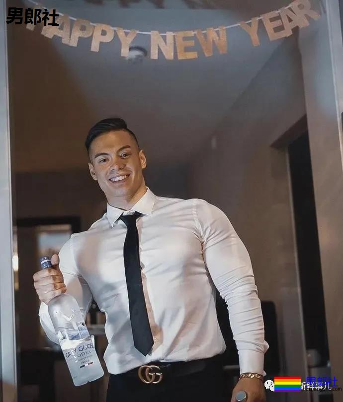 肌肉男千万别穿白衬衫，杀伤力太大！ - 51虹马