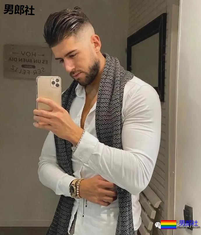肌肉男千万别穿白衬衫，杀伤力太大！ - 51虹马
