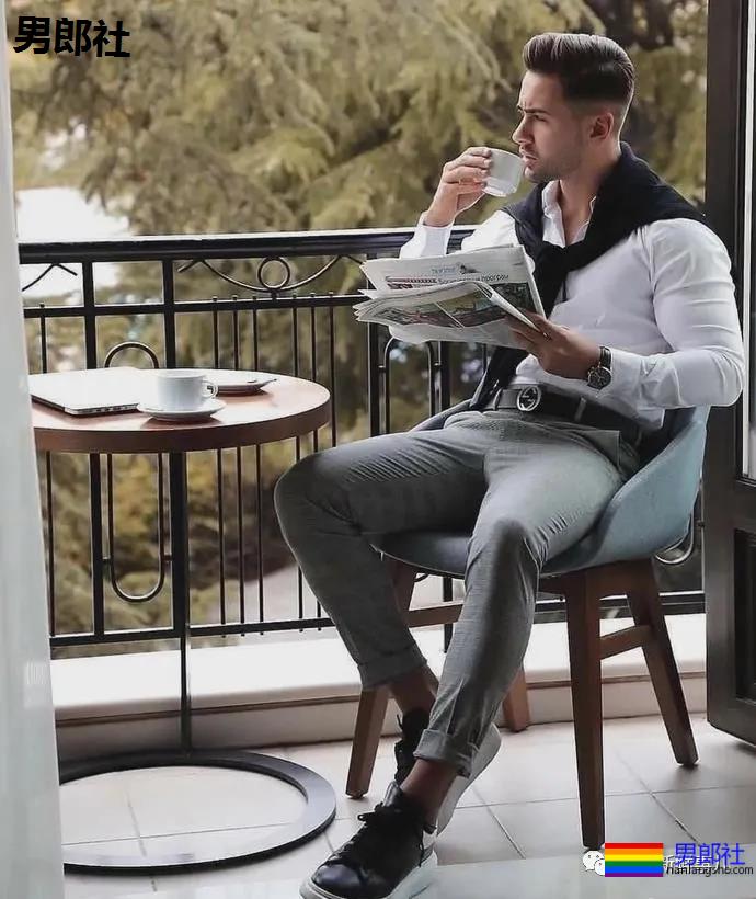 肌肉男千万别穿白衬衫，杀伤力太大！ - 51虹马