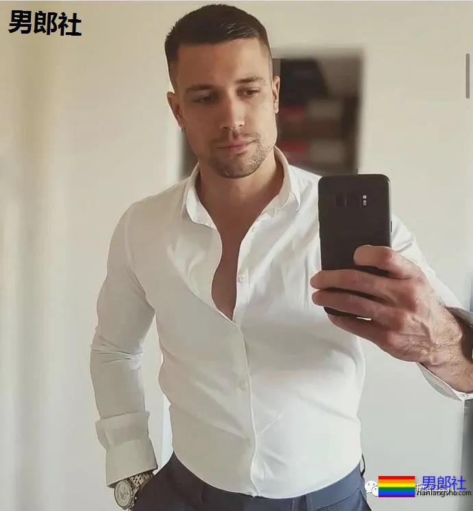 肌肉男千万别穿白衬衫，杀伤力太大！ - 51虹马