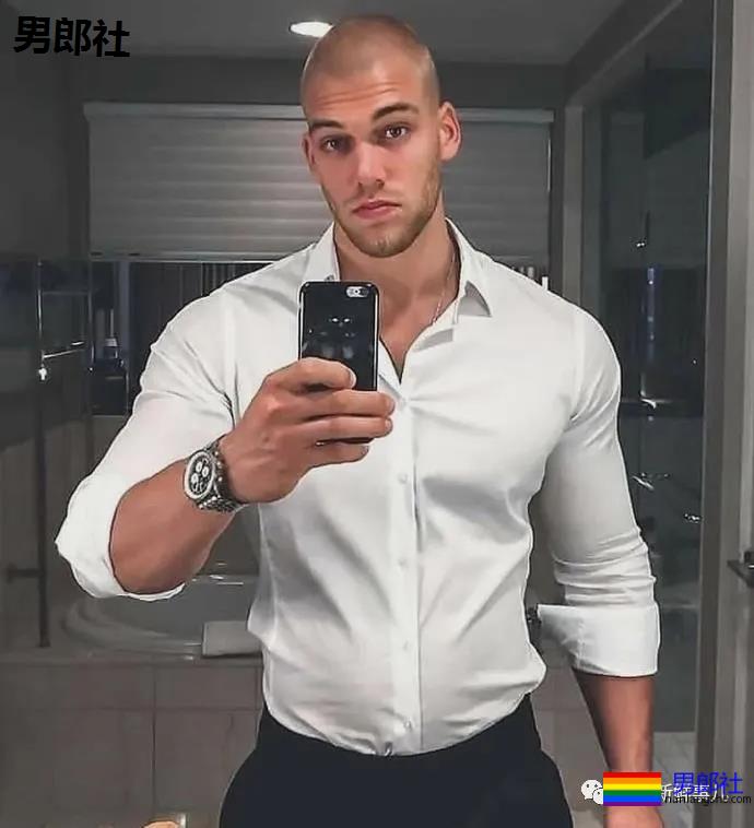 肌肉男千万别穿白衬衫，杀伤力太大！ - 51虹马