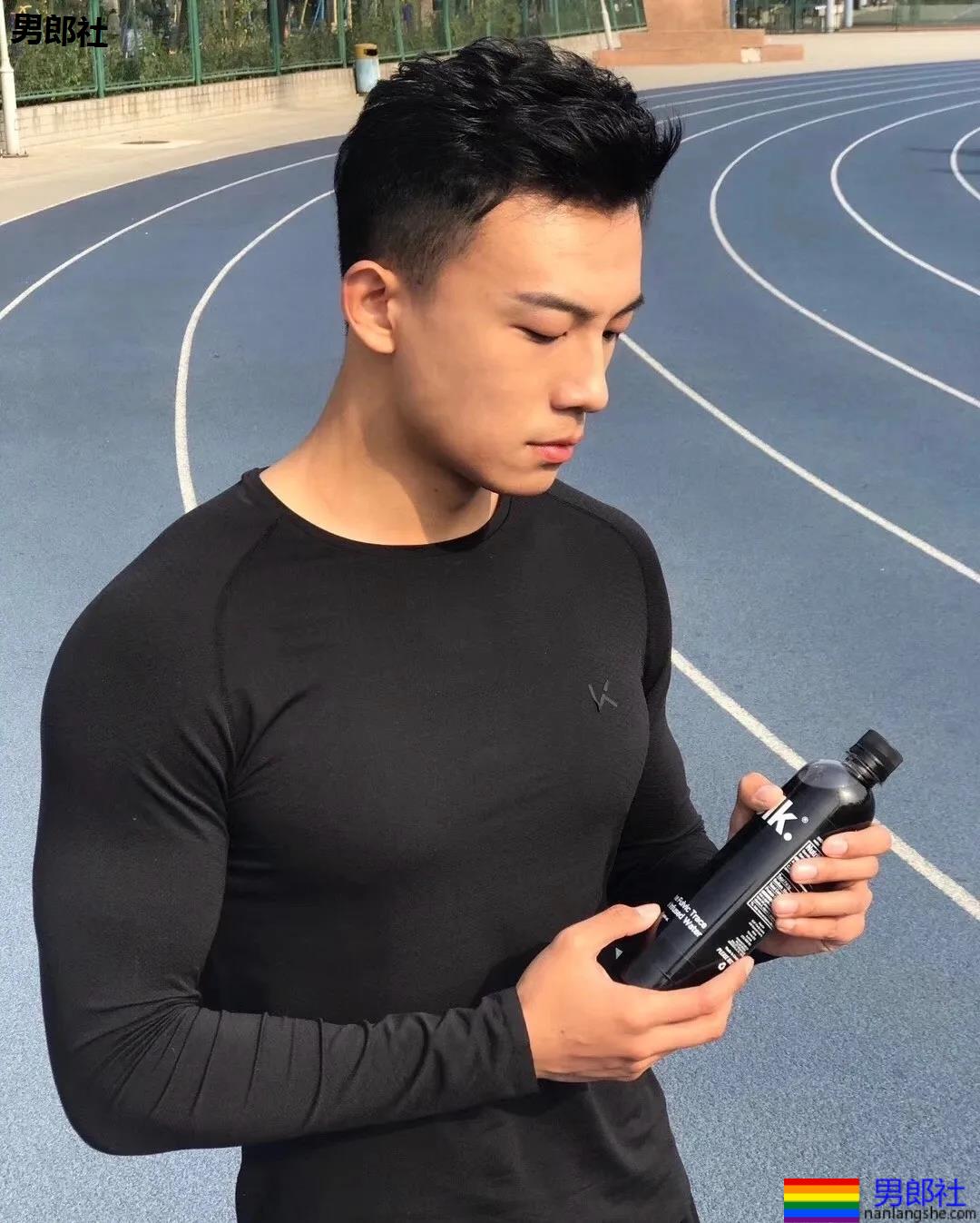 挤掉李现上位御用肌肉模特！国产高鼻梁体育生，超可以！ - 51虹马