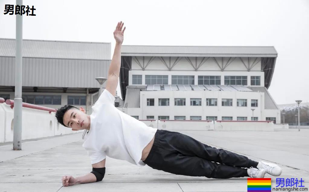 挤掉李现上位御用肌肉模特！国产高鼻梁体育生，超可以！ - 51虹马