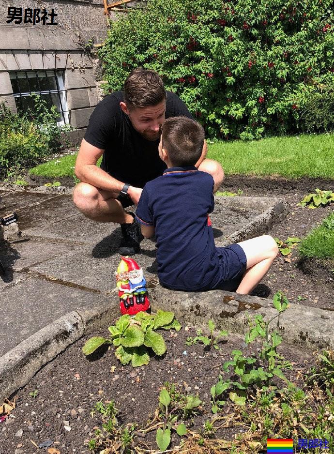 苏格兰第一个获准领养孩子的单身gay - 51虹马