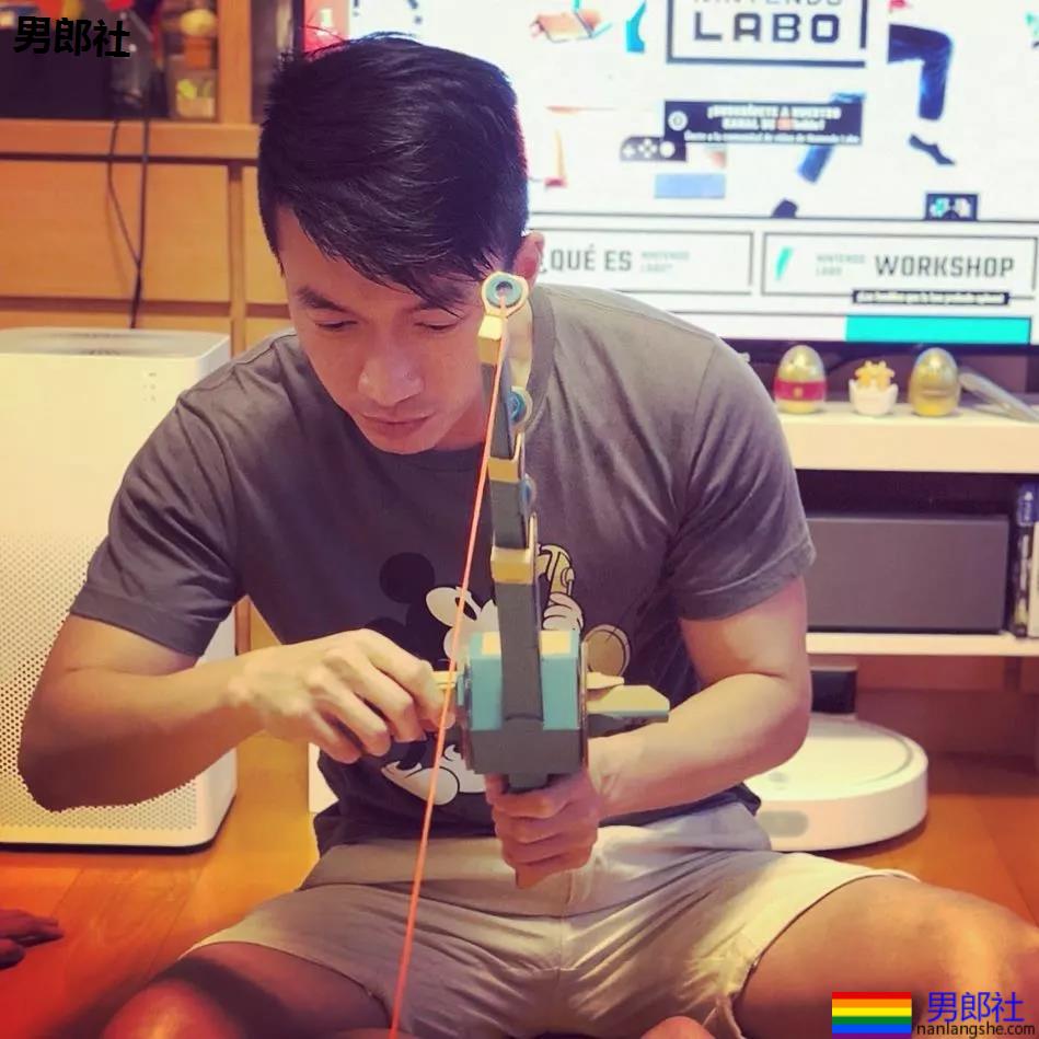 划船的小哥哥短裤真贴身，拍个照镜头都湿了 - 51虹马